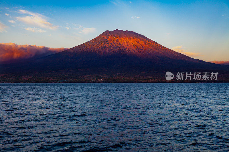 晨光在雄伟的阿贡山，从海上看到，北巴厘岛，印度尼西亚