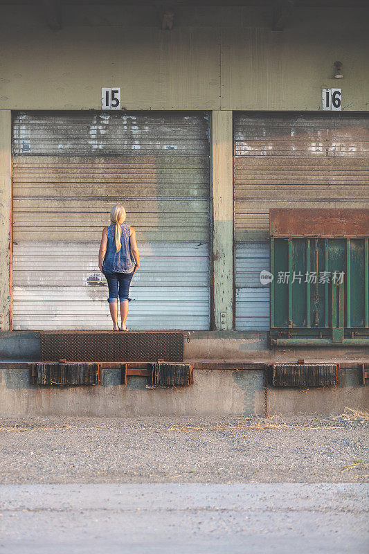 成熟的成年金发女性城市金属和水泥装载码头背景在西科罗拉多