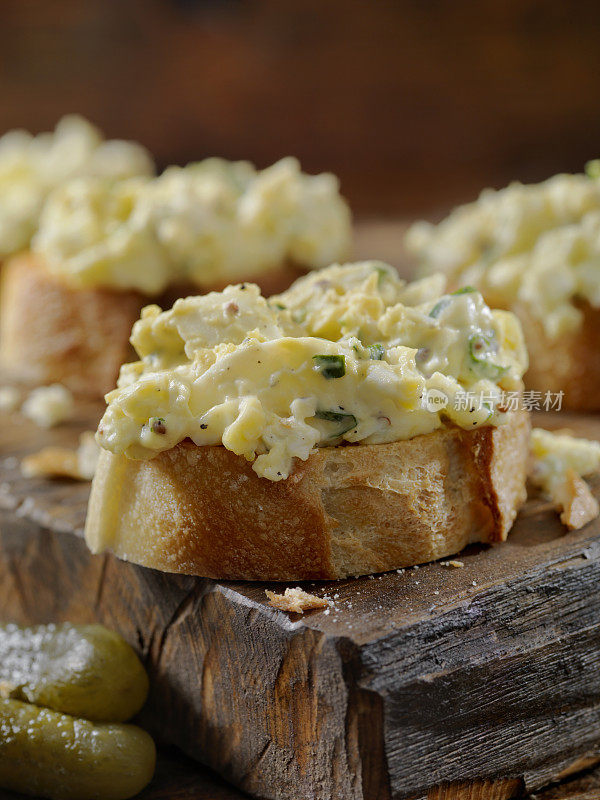 鸡蛋沙拉Crostini