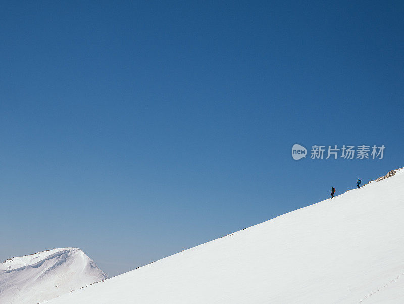 登山队员正在向这座高海拔山脉的顶峰攀登