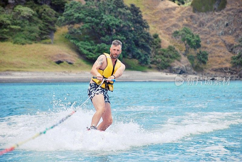 夏季海上滑水男子