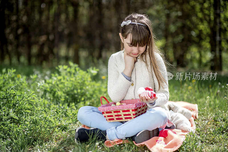 可爱的小女孩拿着一篮子复活节彩蛋