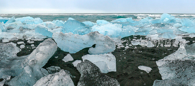 有大块冰块的钻石海滩，靠近冰岛南部的Jokulsarlon冰川泻湖