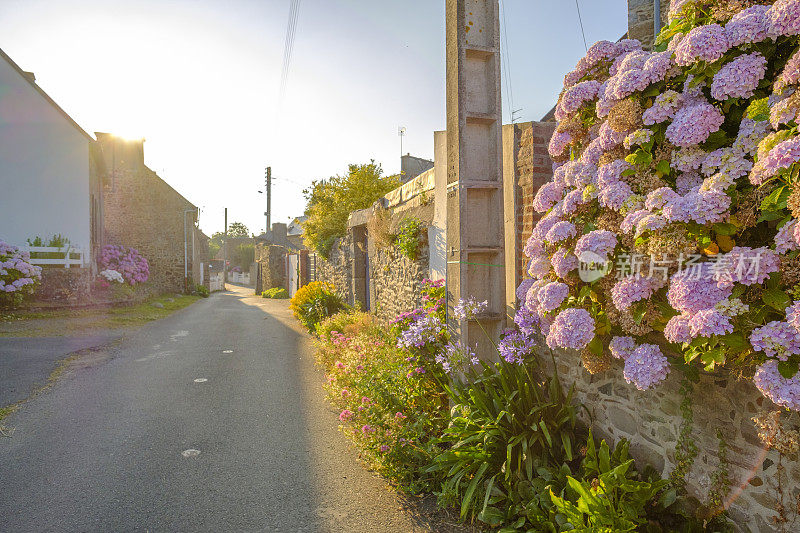 夏天，法国布列塔尼海岸滨海餐桌村的街道