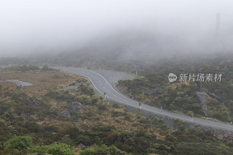 高速公路穿过亚瑟山口国家公园