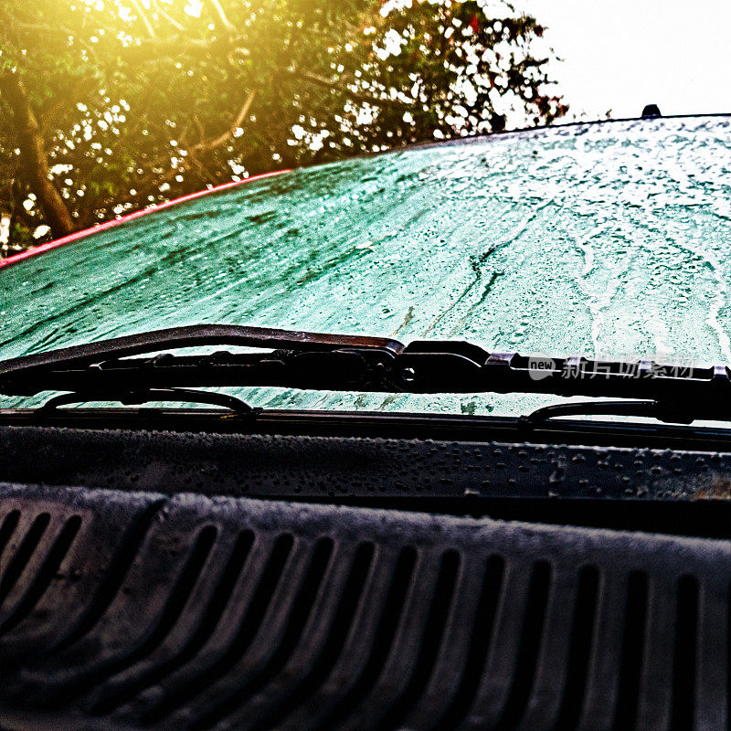 清晨汽车的挡风玻璃上有一道道露水