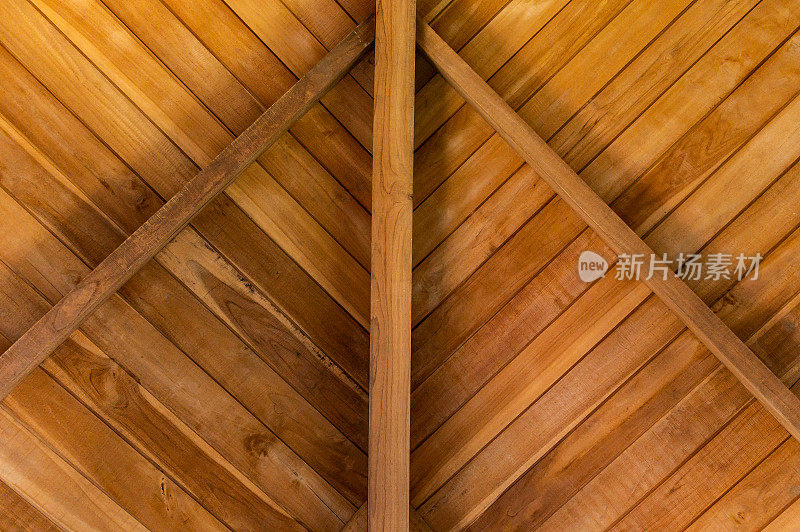 豪华住宅中的简单木质天花板