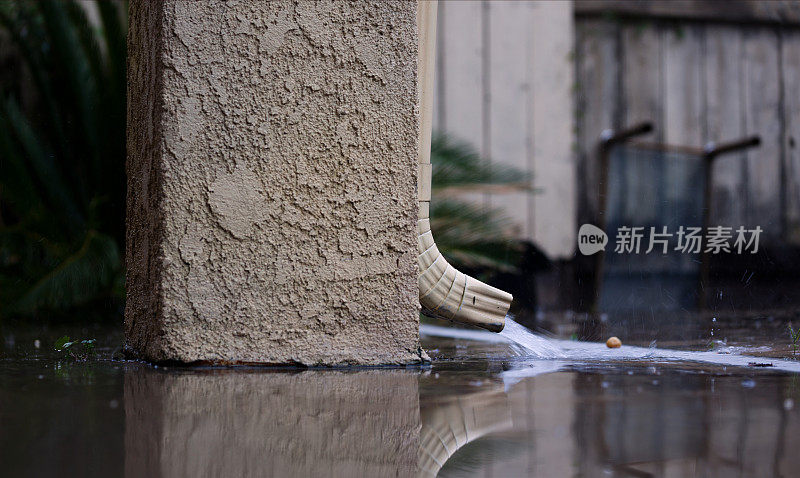 雨水从排水沟流出