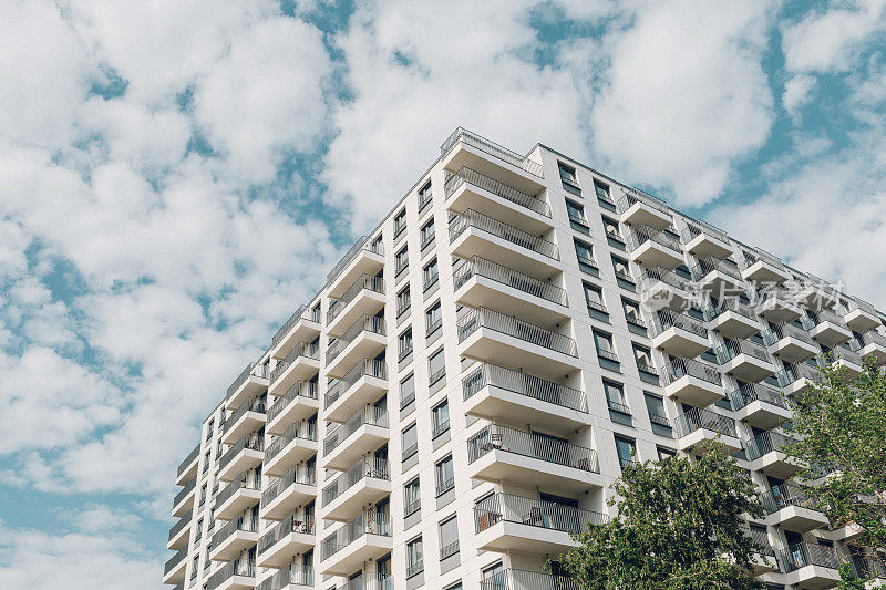 柏林，带有阳台的白色新建住宅建筑