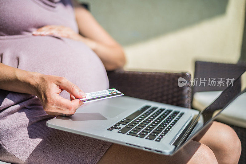 孕妇正在使用电脑