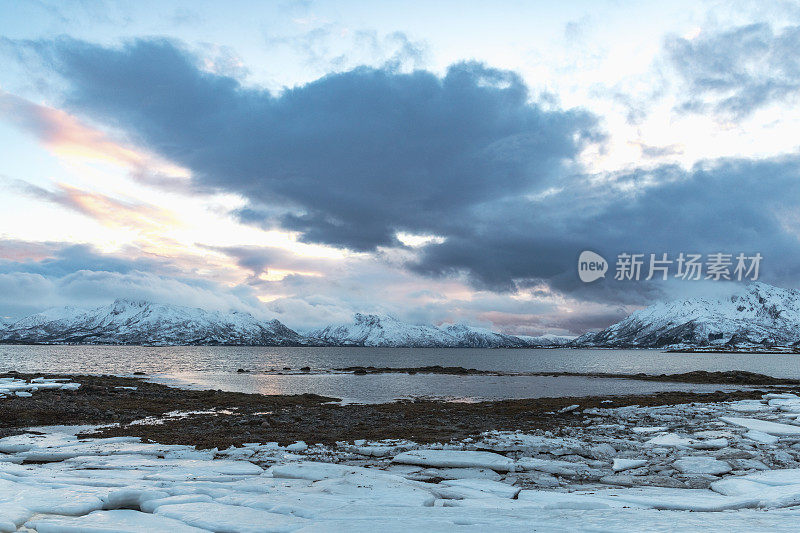 冬季，挪威北部Vesteralen岛上空的云层正在移动