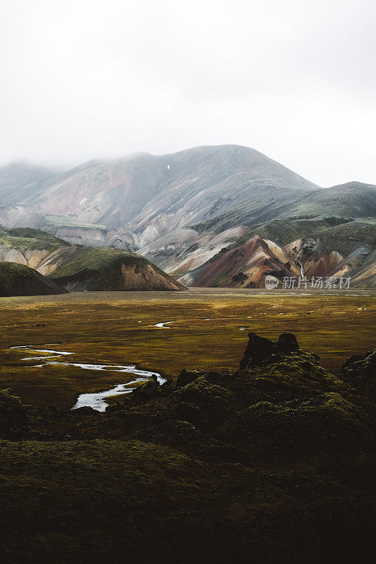 冰岛高地Landmannalaugar山谷的大雾清晨