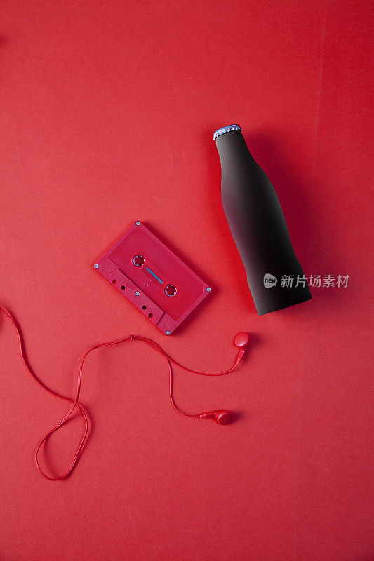 复古红色磁带顶视图与汽水瓶