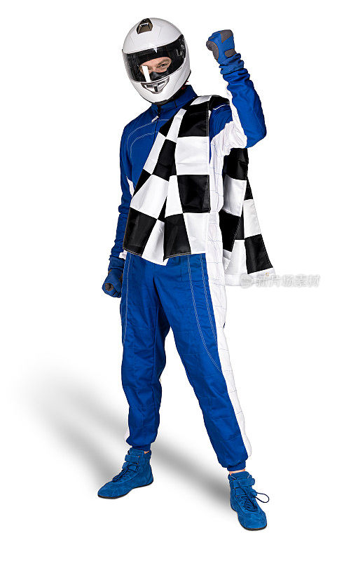 坚定的赛车手在蓝色白色赛车运动整体鞋手套整体安全头盔和格子格子旗孤立的白色背景。赛车摩托车运动概念。