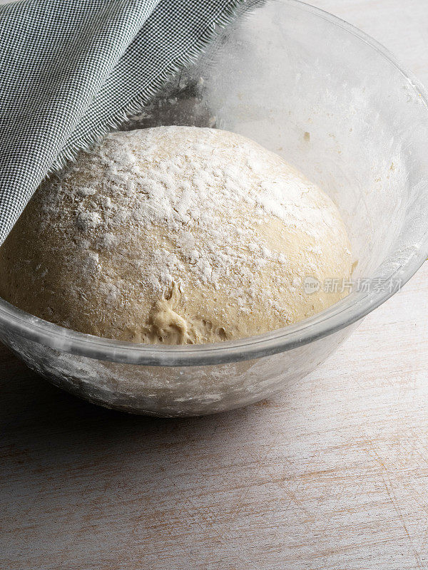 生面团，发酵面团，面包或披萨面团，在碗中发酵的新鲜面团，新鲜生面团