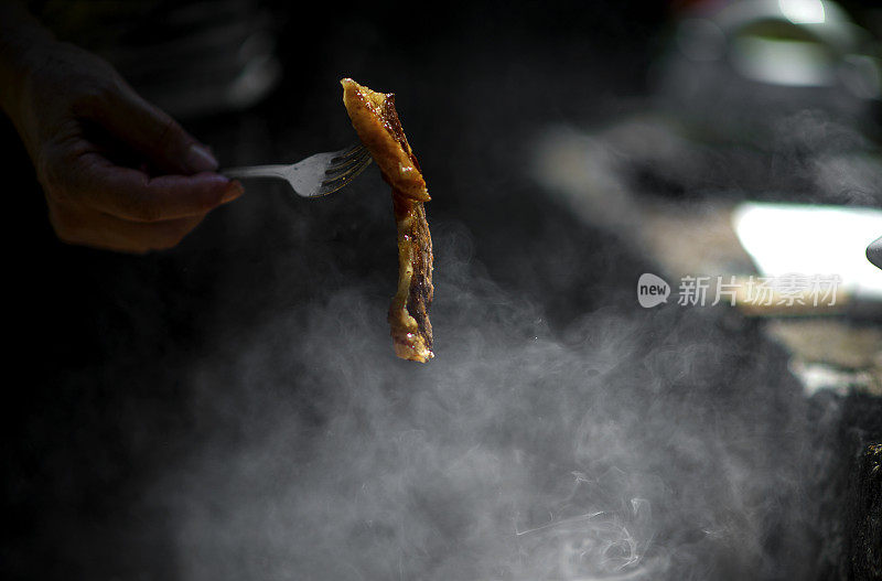 用烧烤架烧烤食物