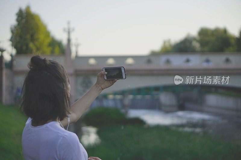 那个女孩正在拍照