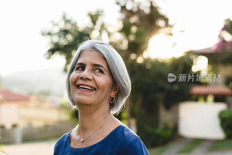 一个灰白头发的女人在住宅区的肖像