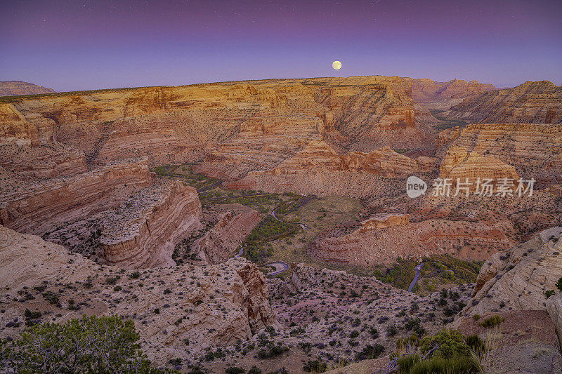 月亮升起在圣拉斐尔瀑布也被称为小大峡谷