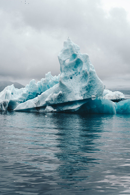 Jokulsarlon冰川湖的漂浮冰山