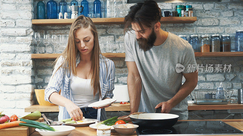 年轻夫妇在家里一起做晚餐