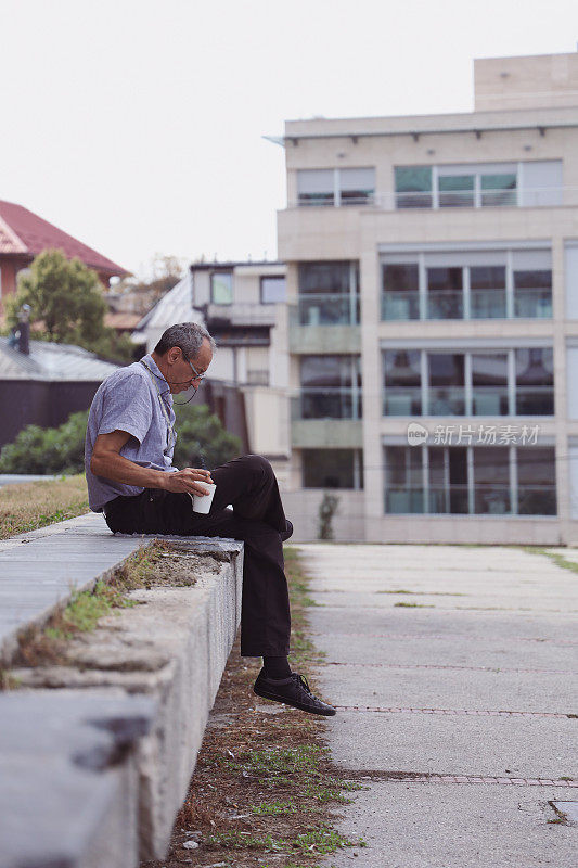 一个成熟的男人在外面喝咖啡