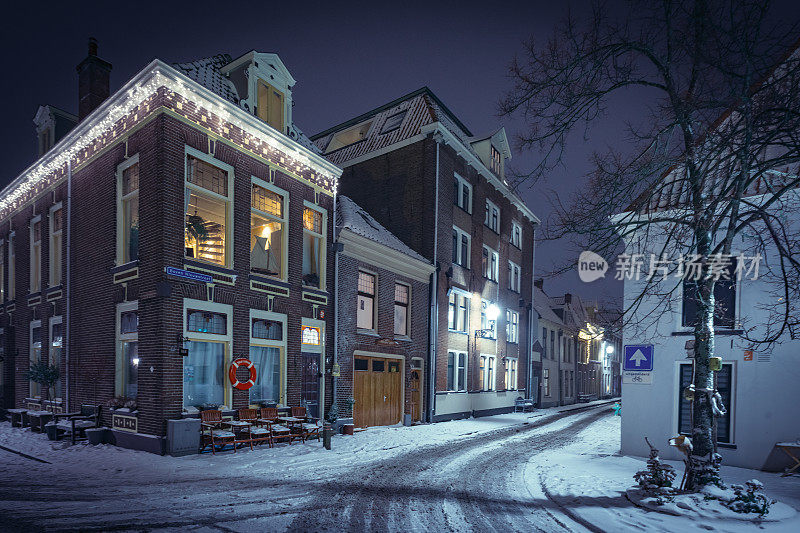 冬季夜晚的街景在汉萨同盟城市坎彭在Overijssel，荷兰