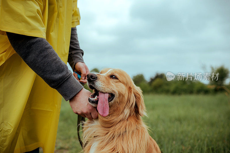 人和狗在公园里