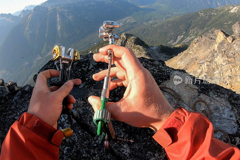 登山者登山前要检查装备