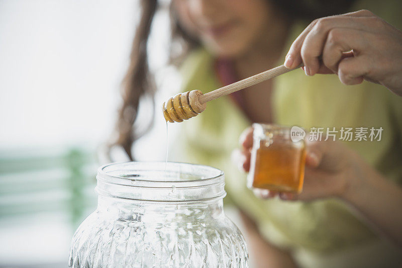 在新鲜柠檬汁中加入蜂蜜