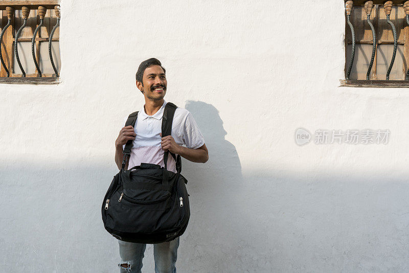 25岁的拉丁裔男子在波哥大街头独自旅行