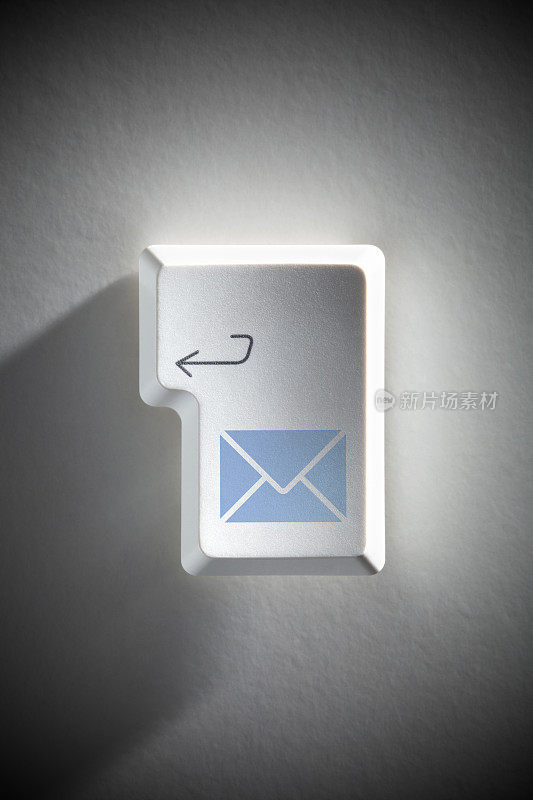 电子邮件。带有信封图标的计算机输入键。