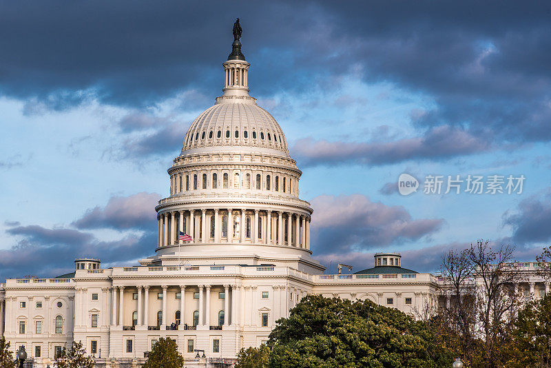 美国国会-位于美国华盛顿特区国会山的国会大厦-秋天