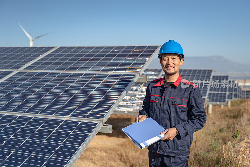 太阳能发电厂工程师正在检查