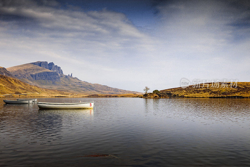 在斯凯岛斯托尔老人附近的利坦湖上划着小船