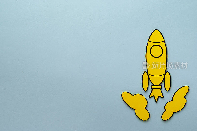 黄色卡通火箭在太空中飞驰