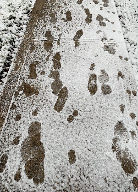 雪地上的脚印