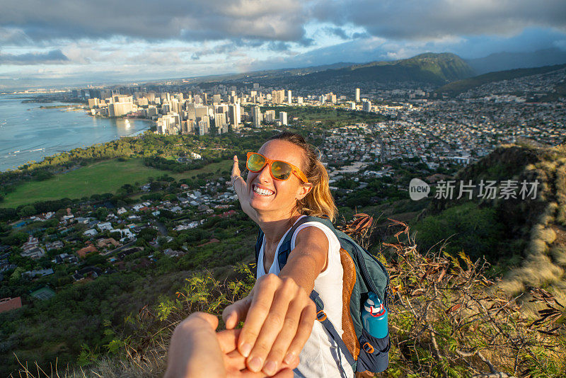 跟我来概念，女人带领男友到火山山顶俯瞰美国夏威夷檀香山城市