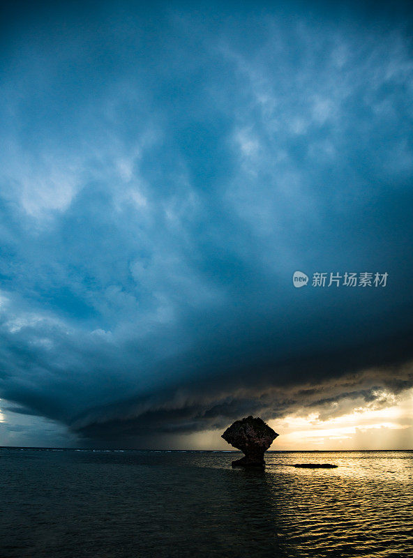 冲绳岛出现超级单体风暴云