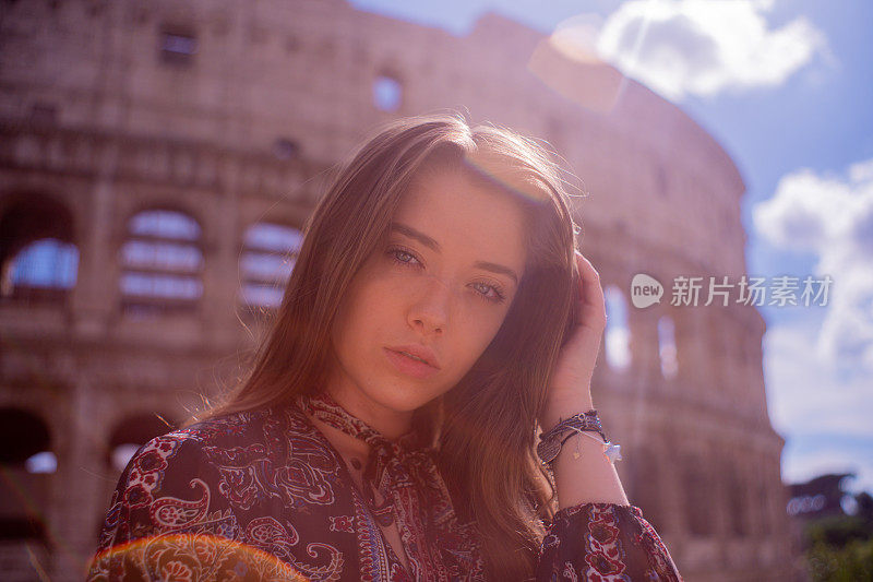 罗马斗兽场背景上的一个女孩的肖像