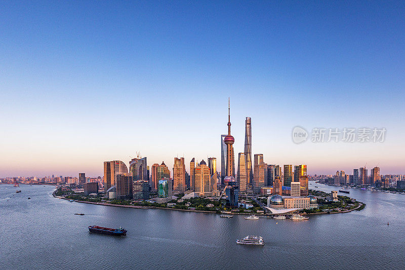 夕阳下的上海天际线