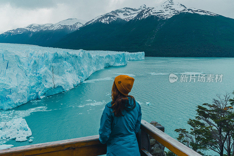 在风景优美的巴塔哥尼亚莫雷诺冰川背景上的妇女