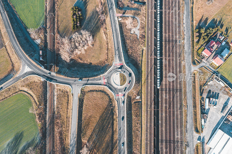 公路和环岛旁边的铁路线鸟瞰图