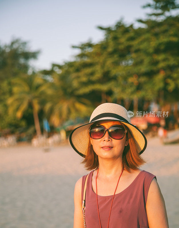 户外形象积极自信成熟的亚洲女性