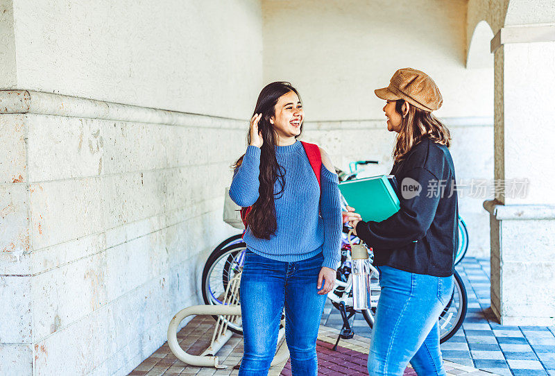 大学校园里的女大学生