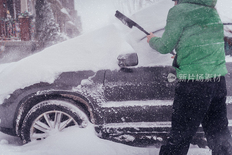 司机在下雪后清洗他的汽车