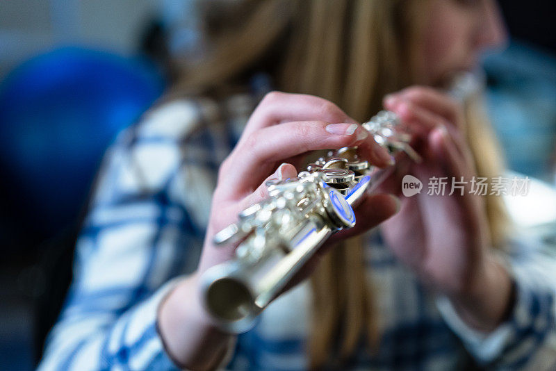 女孩正在练习长笛乐器