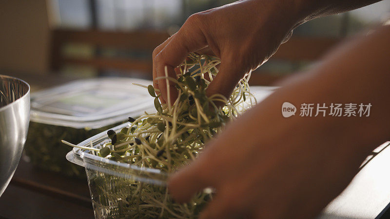 年轻女子用新鲜的蔬菜做沙拉