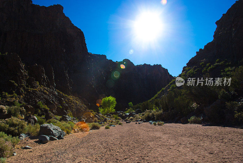 圣菲，NM:太阳下的暗黑峡谷，镜头光晕