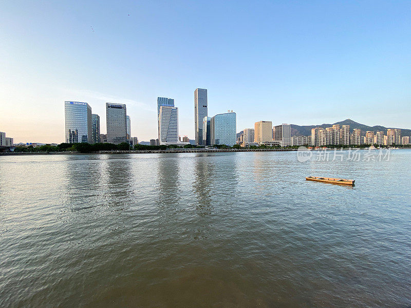 海滨城市的天际线